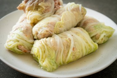 Çin lahanasına sarılı ev yapımı kıymalı domuz eti ya da haşlanmış lahana.