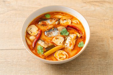 Tom Yum baharatlı çorbada uskumru konservesi - Asya usulü