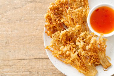 Kızarmış enoki mantarı ya da baharatlı soslu altın iğneli mantar - vejetaryen yemek tarzı.