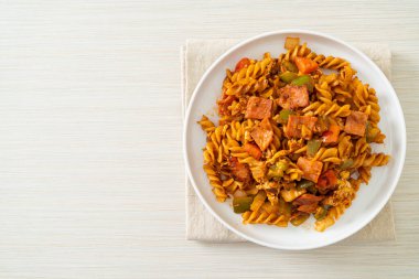 Jambon ve domates soslu kızarmış fusilli makarna.