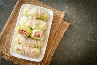 Çin lahanasına sarılı ev yapımı kıymalı domuz eti ya da haşlanmış lahana.