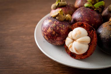 Taze taze mangosteen meyveleri beyaz tabakta
