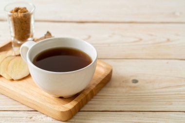 Zencefil köklü sıcak ve tatlı zencefil suyu bardağı.