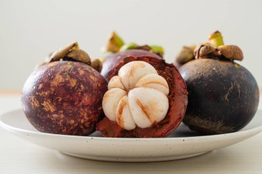 Taze taze mangosteen meyveleri beyaz tabakta