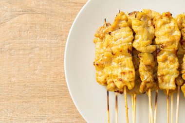 Fıstık soslu domuz eti turşusu salatalık dilimleri ve sirkeli soğan Asya yemeği tarzı.