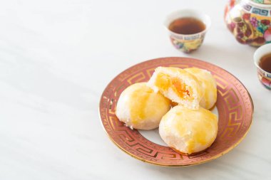 Çin pastası ay pastası ve tuzlu yumurta fıstığı ya da fındıklı börek ve tuzlu yumurta Asya yemeği.