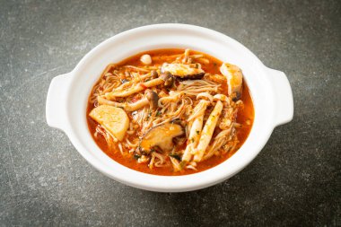 Tom Yum Çorbası ile karıştırılmış Baharatlı Mantar - Vejetaryen yemek tarzı