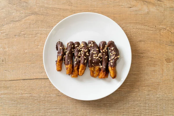 Güneş ışığı kurumuş muz çikolata kaplama veya muz soslu çikolata