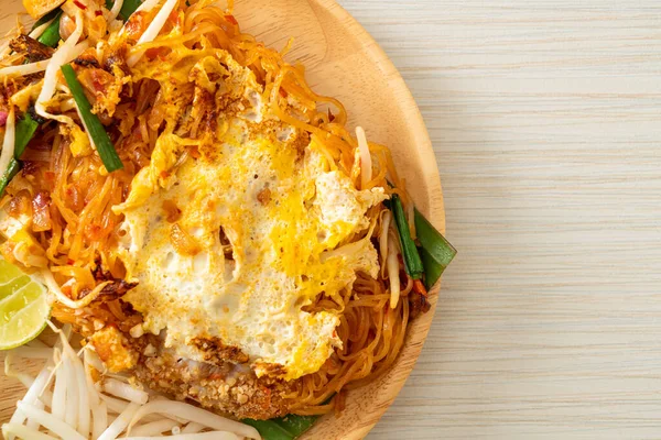 Pad Thai - Tayland usulü kızarmış erişte ve yumurta - Asya usulü