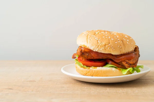 Burger Poulet Grillé Avec Sauce Sur Assiette Blanche — Photo