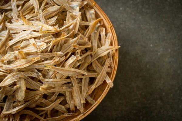 Kurutulmuş küçük çıtır balık.