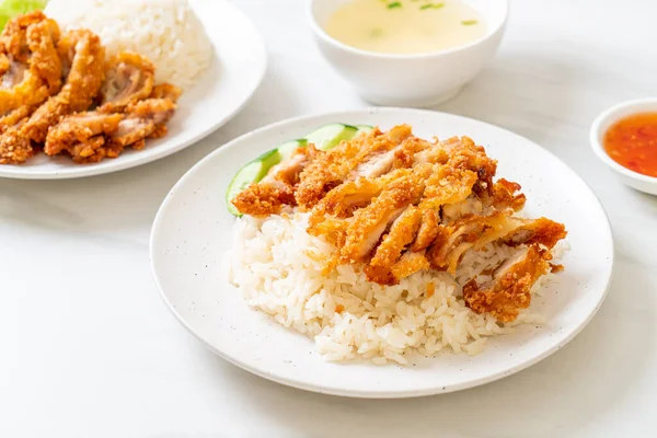 Nasi Ayam Hainan Dengan Ayam Goreng Atau Nasi Dikukus Sup — Stok Foto