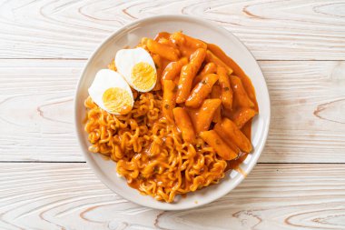 Baharatlı Kore soslu Ramen veya Kore hazır eriştesi ve Tteokbokki - Kore yemeği tarzı