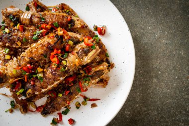 Kızarmış Mantid Karidesi ya da Acılı ve Tuzlu Kerevit Deniz Ürünleri Stili