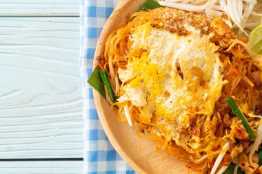 Pad Thai - Tayland usulü kızarmış erişte ve yumurta - Asya usulü