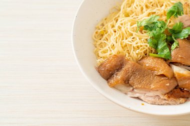 Kurutulmuş domuz budu erişte kasesi, Asya usulü.