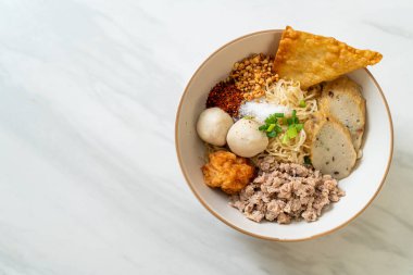 Balık köfteli baharatlı erişte ve çorbasız karides köftesi. Asya usulü.