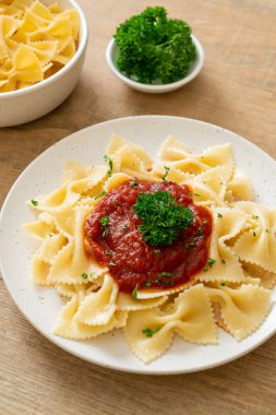 Maydanozlu domates soslu farfalle makarna. İtalyan yemek tarzı.