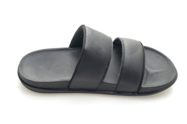 Beyaz arka planda siyah deri sandaletler.