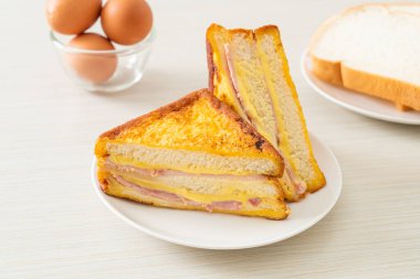 Beyaz tabakta ev yapımı jambonlu peynir.