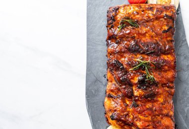 Izgara ve ızgara domuz pirzolası.