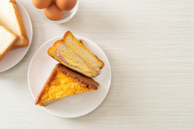 Beyaz tabakta ev yapımı jambonlu peynir.