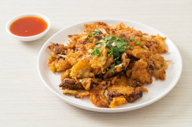 Yumurtalı kızarmış midye krepi - Tayland sokak yemeği tarzı