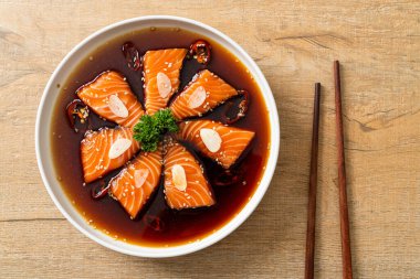 Salamura edilmiş somon balığı ya da Kore usulü soya sosu.