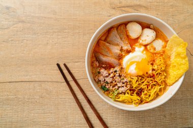 Baharatlı çorbada köfte ve domuz etli erişte mi yoksa Asya usulü Tom Yum Erişte mi?