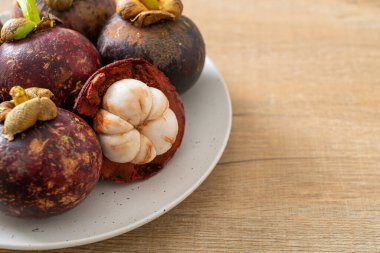 Taze taze mangosteen meyveleri beyaz tabakta
