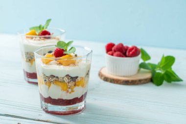 Ev yapımı taze mango ve yoğurt ve granola ile taze ahududu. Sağlıklı yemek tarzı.