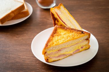 Beyaz tabakta ev yapımı jambonlu peynir.