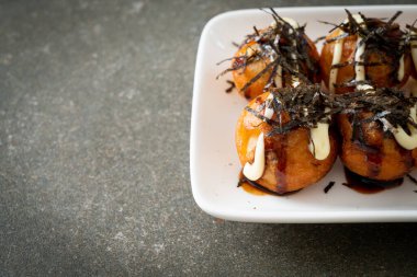 Takoyaki köftesi ya da ahtapot köftesi - Japon yemeği tarzı.