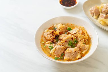 Domuz çorbası ya da kızarmış acılı domuz köftesi çorbası. Asya usulü.