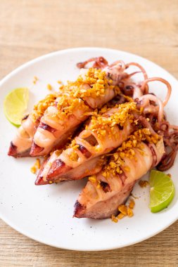 Sarımsaklı kızarmış kalamar - deniz ürünleri tarzı.