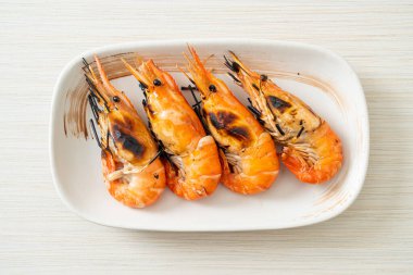 Izgara nehir karidesi ya da karides - deniz ürünleri tarzı