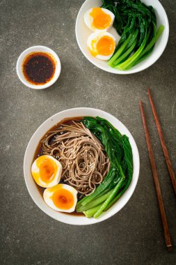 Yumurta ve sebzeli ramen eriştesi. Vejetaryen ya da vejetaryen yemek tarzı.