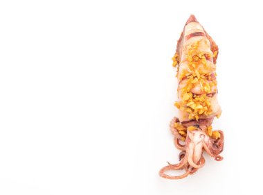 beyaz arka plan izole sarımsak ile kızarmış kalamar