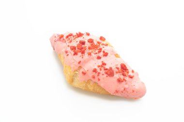 Beyaz arka planda izole edilmiş çilekli çikolata soslu kruvasan.