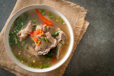 Baharatlı Doğranmış Domuz Kemiği Çorbası veya Baharatlı Leng Çorbası - Asya usulü