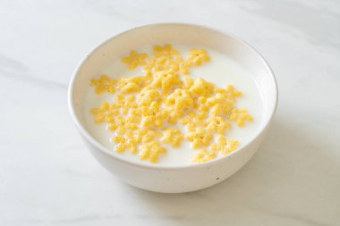 Kahvaltıda taze süt ve tahıl gevreği.