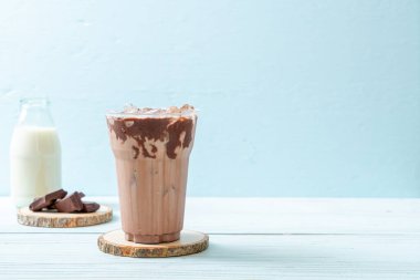 Buzlu çikolatalı milkshake, ahşap arka planda.