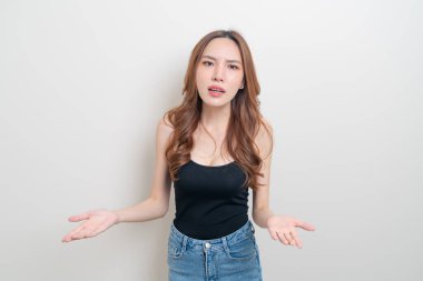 Güzel bir Asyalı kadının portresi. Öfkeli, stresli, endişeli ya da beyaz arka planda şikayet ediyor.