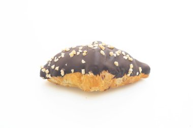 Beyaz arka planda çikolatalı ve fındıklı kruvasan.