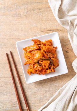 Kore usulü kimchi ile kızartılmış domuz eti.