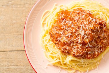 Parmesan peynirli domuz bolonez spagettisi - İtalyan yemeği tarzı.