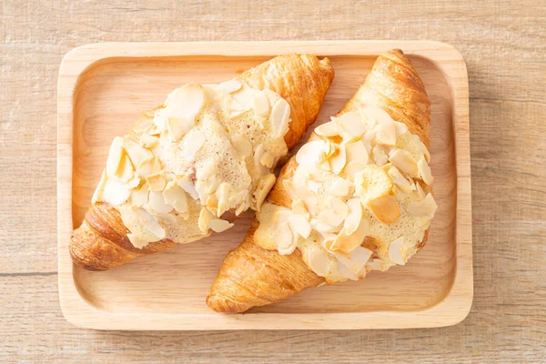 Croissant Crème Aux Amandes Sur Plaque Bois — Photo