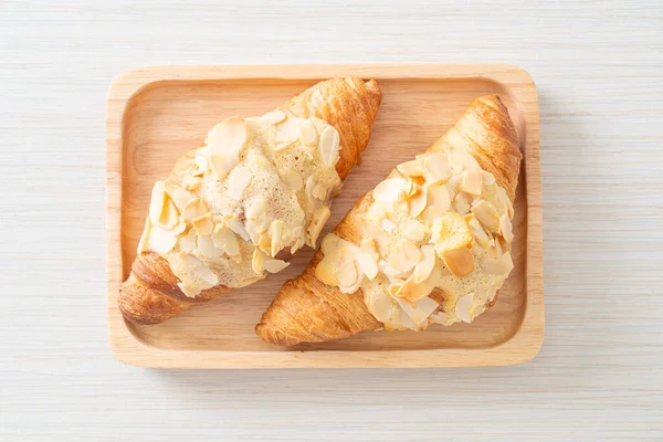 Croissant Crème Aux Amandes Sur Plaque Bois — Photo