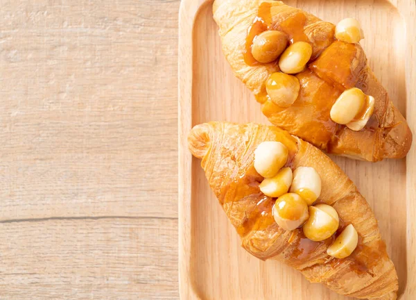 Croissant Avec Macadamia Caramel Sur Plaque Bois — Photo