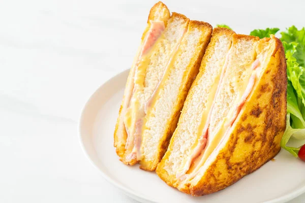 自家製サンドイッチハムチーズホワイトプレートにサラダ — ストック写真